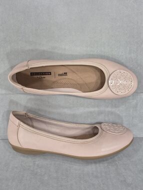Clarks Collection ballet flats women's 7M blush leather medallion Soft Cushion